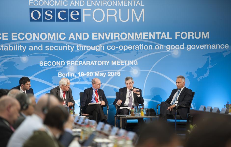 Teilnehmer der Podiumsdiskussion bei einem Vorbereitungstreffen zum OSZE-Wirtschafts- und Umweltforum, Berlin, 19. Mai 2016.