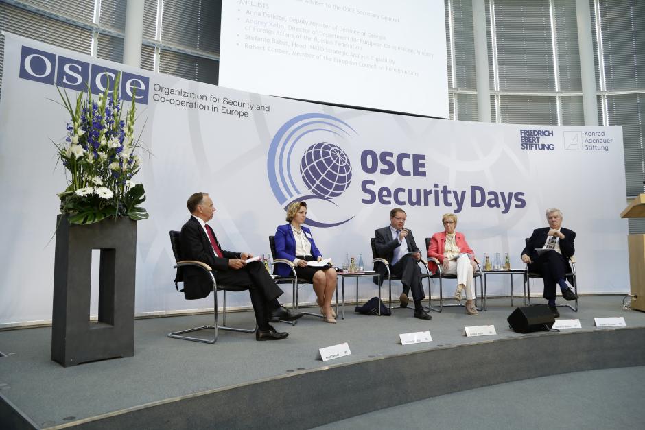 Discussione tra esperti su come ripristinare stabilità e prevedibilità nella sfera politico-militare alle Giornate sulla sicurezza, Berlino, 24 giugno 2016.