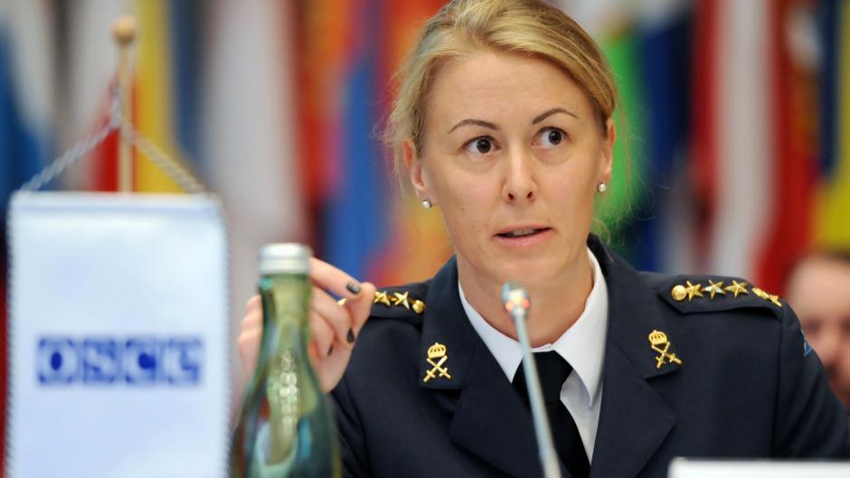 Il Capitano Anna Björsson, consulente per le pari opportunità presso il quartier generale delle forze armate svedesi, interviene ad una riunione congiunta del Foro di cooperazione per la sicurezza e del Consiglio permanente a Vienna, il 7 ottobre 2015.