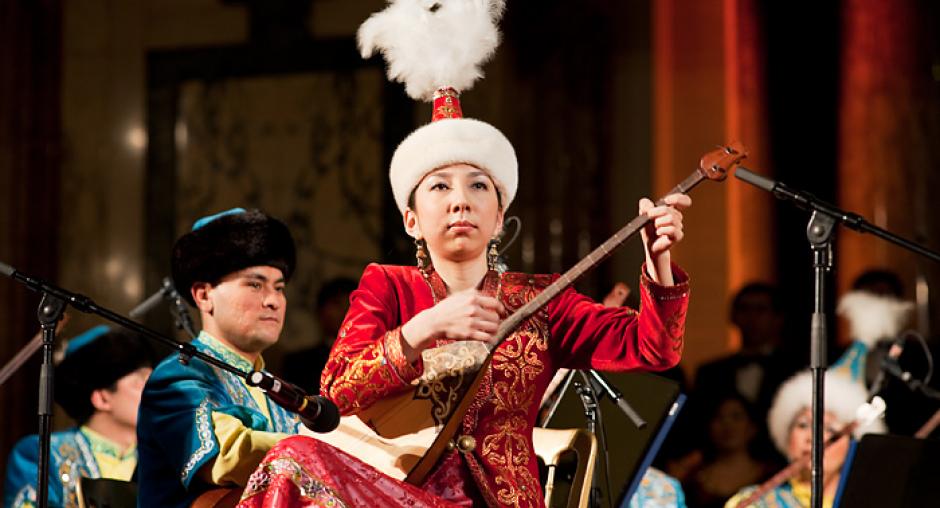 Казахский кюй. Домбра Курмангазы. Казахский музыкант. Казахское музыкальное искусство. Казахский концерт на. Домбре.