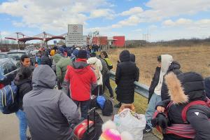 Line of refugees at the crossing point on the border between Ukraine and Poland, 6 March 2022.  (OSCE/Kateryna Rogovska)