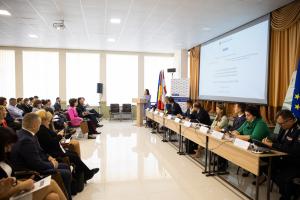 Șefa Misiunii OSCE în Moldova, Ambasadoarea Kelly Keiderling, s-a adresat participanților la prima simulare națională susținută de OSCE, care a adunat întreaga comunitate moldoveană de combatere a traficului de persoane, în data de 18 septembrie, la Chișinău.  (OSCE/Igor Schimbător)