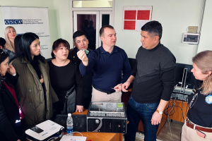 Trainers explain the composition of a computer to a group of the course participants, November 2022. (OSCE/Juraj Nosal)