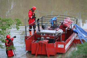 Tim spasilaca izbacuje vodu uz pomoć opreme za pumpanje na reci Mlava, Kostolac, 19. maj 2014. (OSCE/Milan Obradovic)
