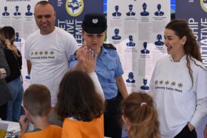 Kosovo Police officers and Local Public Safety Committees staff interacting with elementary school children during the Community Safety Week campaign, Prishtinë/Priština. 5 June 2023   (OSCE/Leurina Mehmeti)