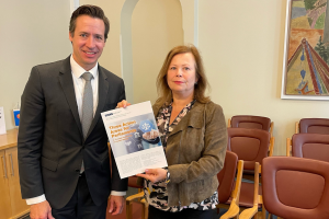 OSCE Special Representative and Co-ordinator for Combating Trafficking in Human Beings, Valiant Richey, handed over the brochure "Three Action Areas for Parliaments to Combat Trafficking in Human Beings" to the Member of Parliament of Norway Siv Mossleth, Oslo, 8 September 2022 (Julie Helmersberg Brevik) (Julie Helmersberg Brevik)