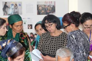 Munira Akhmedova, Trainer, National Expert on counter-trafficking in human beings (c) with facilitators of the Women’s Resource Centers network in Tajikistan, Dushanbe.  (OSCE/Ozodamo Nurmatova)