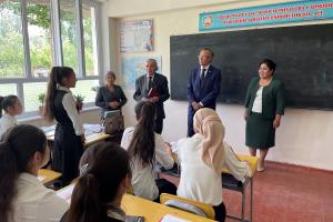 During his visit to Tajikistan, High Commissioner Abdrakhmanov visited secondary school #35 with Uzbek and Tajik languages of instruction in Kulan village of Isfara district. (OSCE/HCNM)