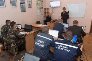 Ukrainian deminers being trained on how to use an information management system for mine action organized by the OSCE Project Co-ordinator in Ukraine and supported by the Geneva International Center for Humanitarian Demining, Merefa, 4 December 2015.  (OSCE/Inna Sokolovska)