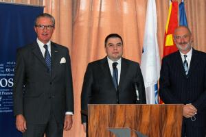 Ambassador Clemens Koja, Head of the OSCE Mission to Skopje (l), Minister of Justice of North Macedonia Bojan Marichikj (c), and Ambassador David Geer, Head of the EU Delegation (r) launch project to monitor trials of corruption and organized crime cases, 28 July 2021. (OSCE/Ilona Kazaryan)