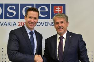 Valiant Richey (l), OSCE Special Representative and Co-ordinator for Combating Trafficking in Human Beings and Ambassador Radomír Boháč the Permanent Representative of the Slovak Republic to the OSCE and Chairperson of the OSCE Permanent Council, Vienna, 3 October 2019. (OSCE/Ghada Hazim)