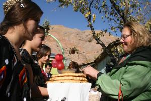 Ambassador Tuula Yrjölä, Head of the OSCE Programme Office in Dushanbe is greeted with traditional Tajik bread and honey by schoolchildren, Nurek city, 22 November 2017.  (Photo/Esfandiar Adineh)