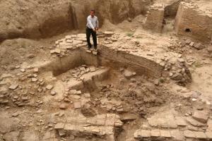 A participant in the OSCE Workshop on combating illicit trade in cultural property in Dushanbe in July views a cross-sectional cutaway of the ancient earthen wall that protected Gissar fortress, with the exposed excavation site layering down to the time of Alexander the Great more than 2300 years ago. (US Dept. of Homeland Security/SA David Keller)