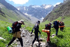 Участники похода приспосабливаются к высоте 2800 метров, горы Газнок, Айнинский район, Таджикистан, 26 июня 2021 года.  (ОБСЕ/Виолета Велкоска)