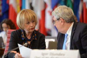 OSCE Secretary General Helga Maria Schmid and Igor Djundev, Chair of the Mediterranean Partners for Co-operation Group, at the OSCE Mediterranean Partners meeting, Vienna, 28 June 2022.  (OSCE/Micky Kroell)