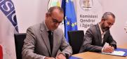 Head of OSCE Presence in Albania Ambassador Vincenzo Del Monaco (left) and Albania's State Election Commissioner Ilirjan Celibashi (right) signing a Memorandum of Understanding in Tirana. (OSCE/Elton Tahirllari)