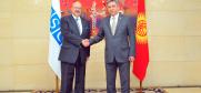 Эрлан Абдылдаев (п), Министр иностранных дел Кыргызстана, приветствует Генерального секретаря ОБСЕ Ламберто Занньер во время его официального визита, Бишкек, 26 августа 2015 (ОБСЕ/Сабыр Аилчиев)