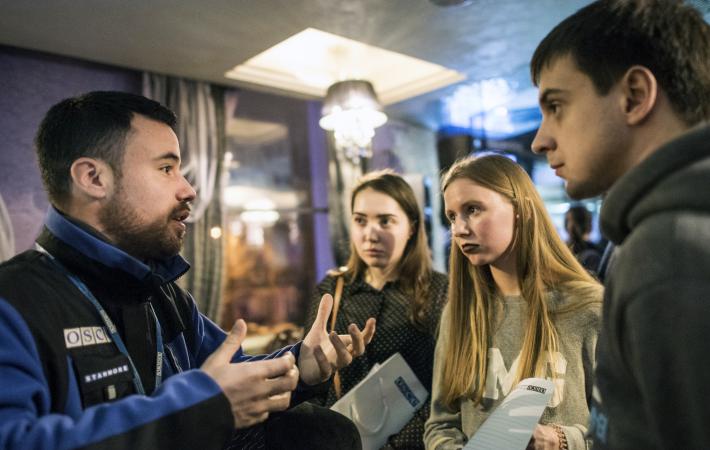 Students, teachers and other curious residents of Luhansk accepted the open invitation of the OSCE Special Monitoring Mission in Ukraine (SMM) to join an informal public discussion on what the SMM does.