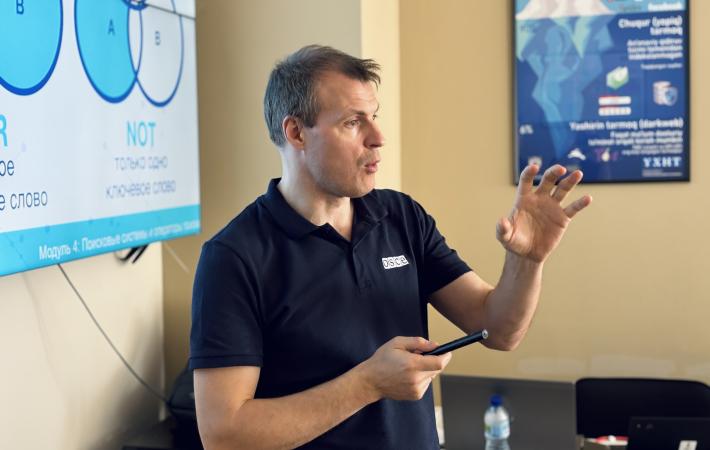 An expert on open-source intelligence from Lithuania delivers a training session on search engine operators, Tashkent, 26 April 2024
  (OSCE/Juraj Nosal)