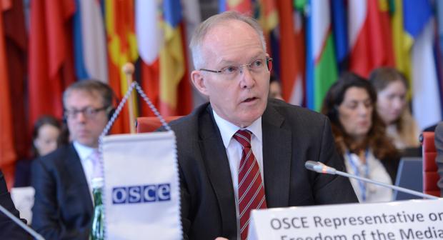 OSCE Representative on Freedom of the Media (RFoM), Jan Braathu, delivering his first report to the OSCE Permanent Council, Vienna, 10 April. (OSCE/Micky Kroell)