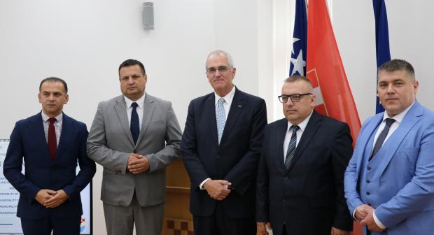 Odžak, 24 September 2025 – During his first official visit to Tuzla, Vukosavlje and Odžak,  Ambassador Rick Holtzapple reaffirmed the Mission’s commitment to regional stability, arms control and effective institutional co-operation in BiH.

