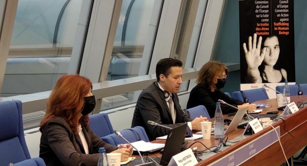 Valiant Richey, OSCE Special Representative and Co-ordinator for Combating Trafficking in Human Beings (centre), addressing  the annual gathering of National Anti-trafficking Co-ordinators and Rapporteurs in Strasbourg, 16 November 2021 (OSCE)