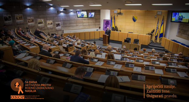 Sarajevo, 19. novembar 2025. godine — Nadležne parlamentarne komisije Parlamenta FBiH, u saradnji sa Misijom OSCE-a u Bosni i Hercegovini, održale su tematsku sjednicu o sistemskim odgovorima na nasilje u porodici i nasilje nad ženama u FBiH.

