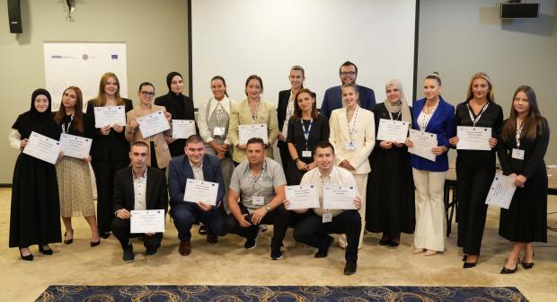 SARAJEVO, 21.09.2025. godine – Pravni fakultet Univerziteta u Sarajevu, Misija OSCE-a u BiH i Evropska unija u BiH su održali Petu školu medijskog prava na temu Sigurnost i zaštita novinara i novinarki: od online prijetnji do fizičkog napada.

