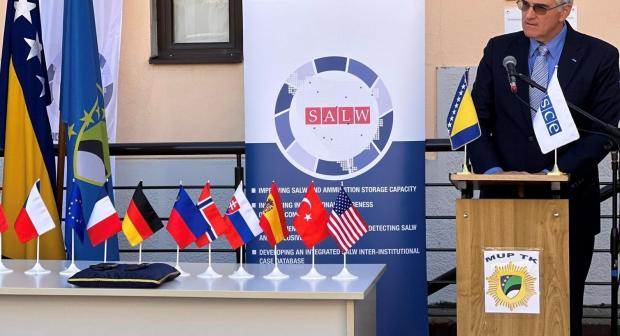 Tuzla, 23. septembar 2025. godine - Ambasador Rick Holtzapple, šef Misije OSCE-a u Bosni i Hercegovini, prisustvovao je ceremoniji otvaranja Centra za verifikaciju deaktiviranog vatrenog oružja pri Ministarstvu unutrašnjih poslova Tuzlanskog kantona.

