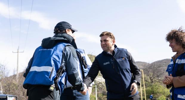 OSCE Chairman-in-Office Bujar Osmani visiting Odzisi crossing, 11 April 2023.
 (Kjemuran Ljatifi)