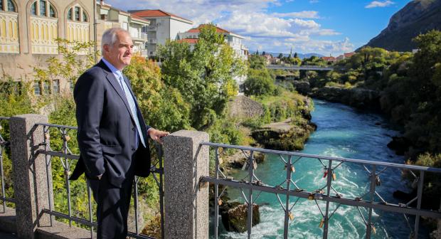 MOSTAR, 10. oktobar 2025. godine – Šef Misije OSCE-a u Bosni i Hercegovini (Misija), ambasador Rick Holtzapple, posjetio je danas Mostar gdje je održao niz sastanaka na visokom nivou sa političkim liderima u Hercegovačko-neretvanskom kantonu.