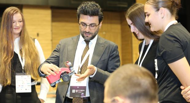 SARAJEVO, 19. novembar 2025. godine – Digitalna transformacija se ubrzano dešava u svim sektorima, a Bosna i Hercegovina ima jedinstvenu priliku da ojača svoj okvir cyber sigurnosti i da pruži sigurniju digitalnu budućnost svojim građanima.

