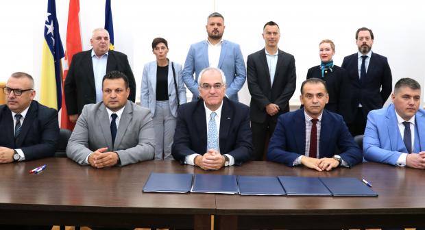 Odžak, 24. septembar 2025. godine – Tokom svoje prve službene posjete Tuzli, Vukosavlju i Odžaku, ambasador Rick Holtzapple, potvrdio je spremnost Misije na pružanje podrške regionalnoj stabilnosti, kontroli naoružanja i efikasnoj saradnji.

