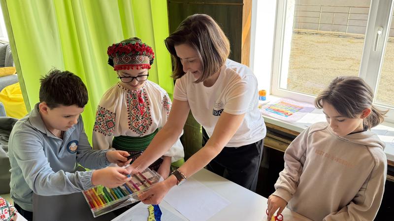 Group session for children with a psychologist in a "Tvii" space.